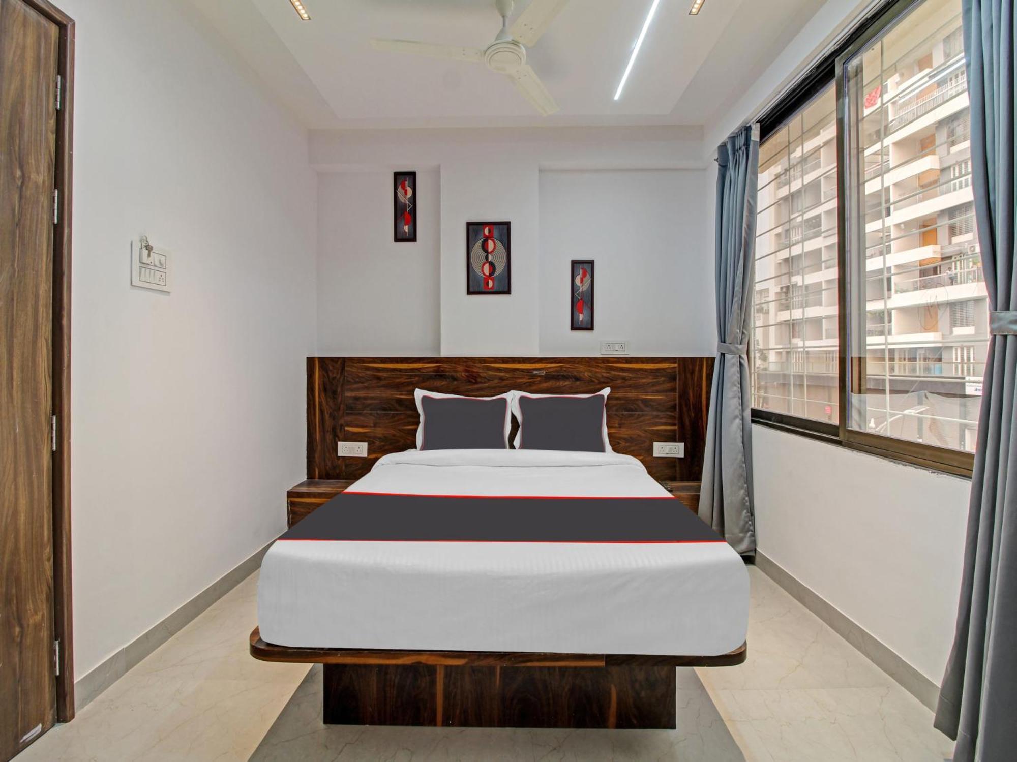 Collection O Crystal Hotel Pimpri-Chinchwad Buitenkant foto