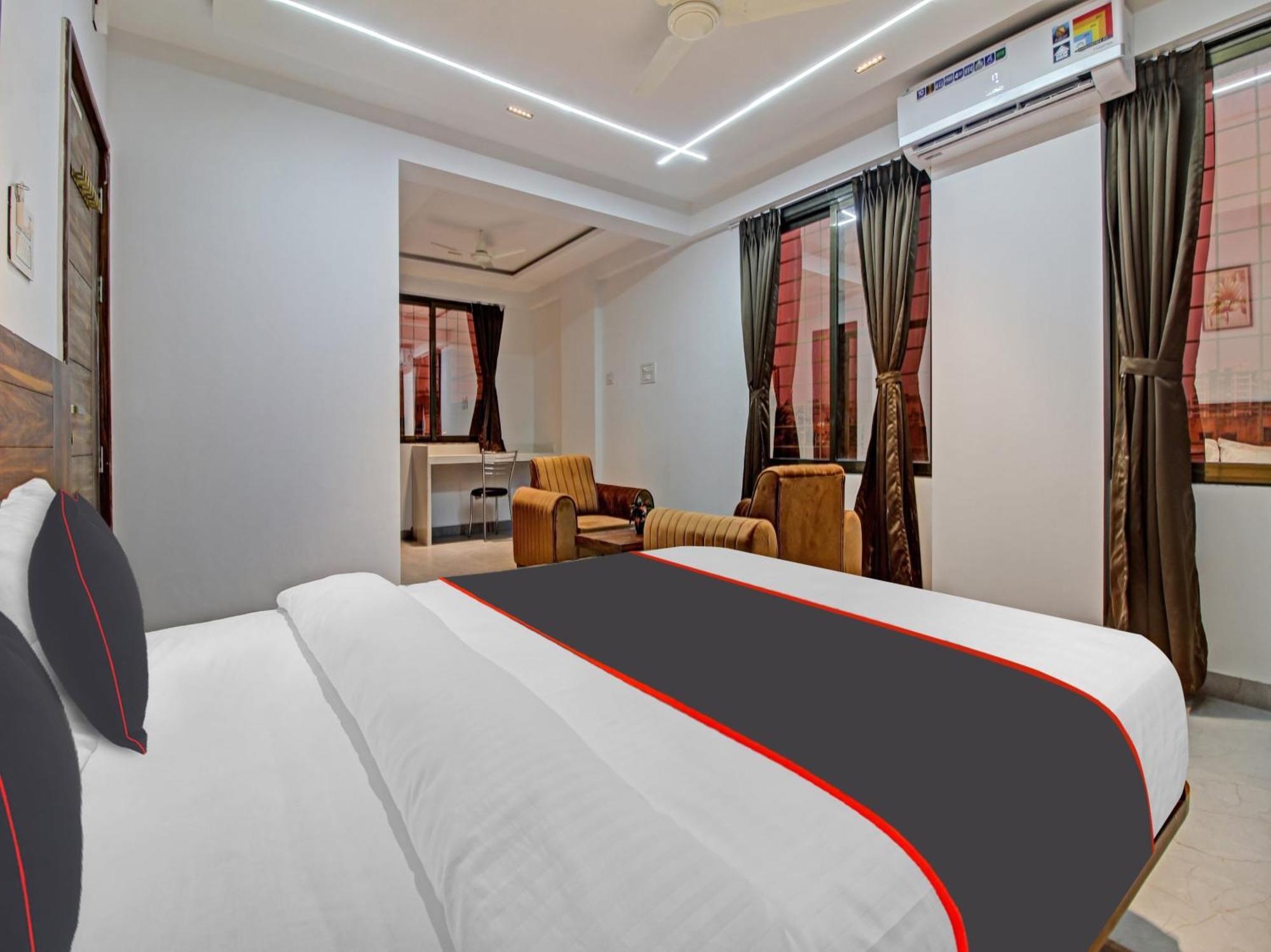 Collection O Crystal Hotel Pimpri-Chinchwad Buitenkant foto