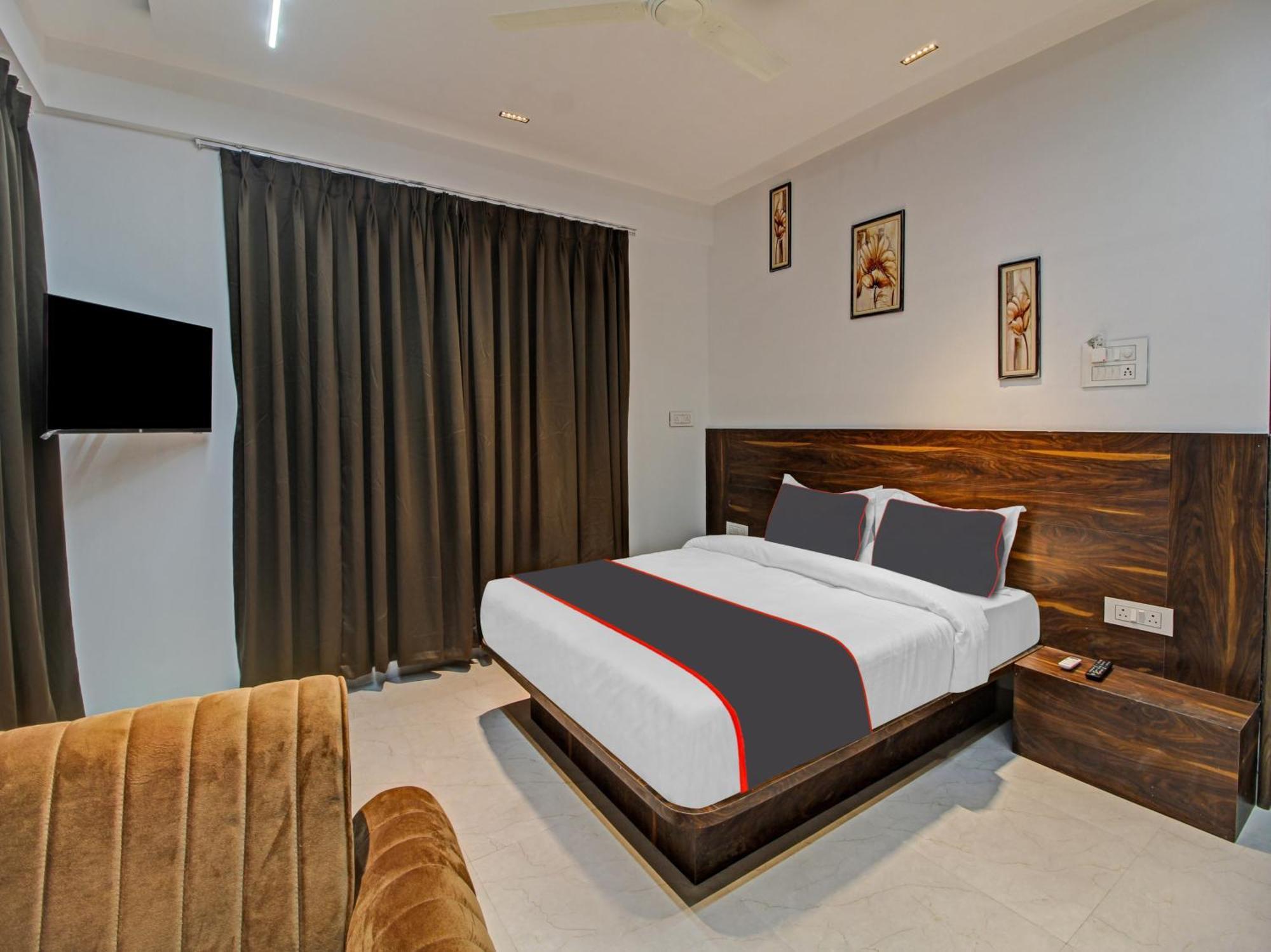 Collection O Crystal Hotel Pimpri-Chinchwad Buitenkant foto